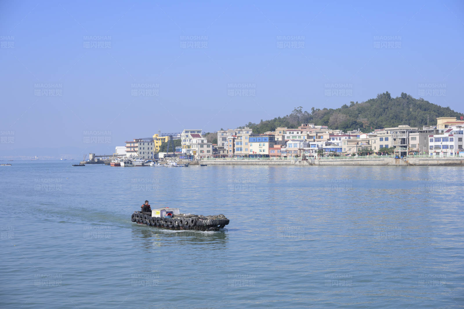 海上小船與海岸建筑