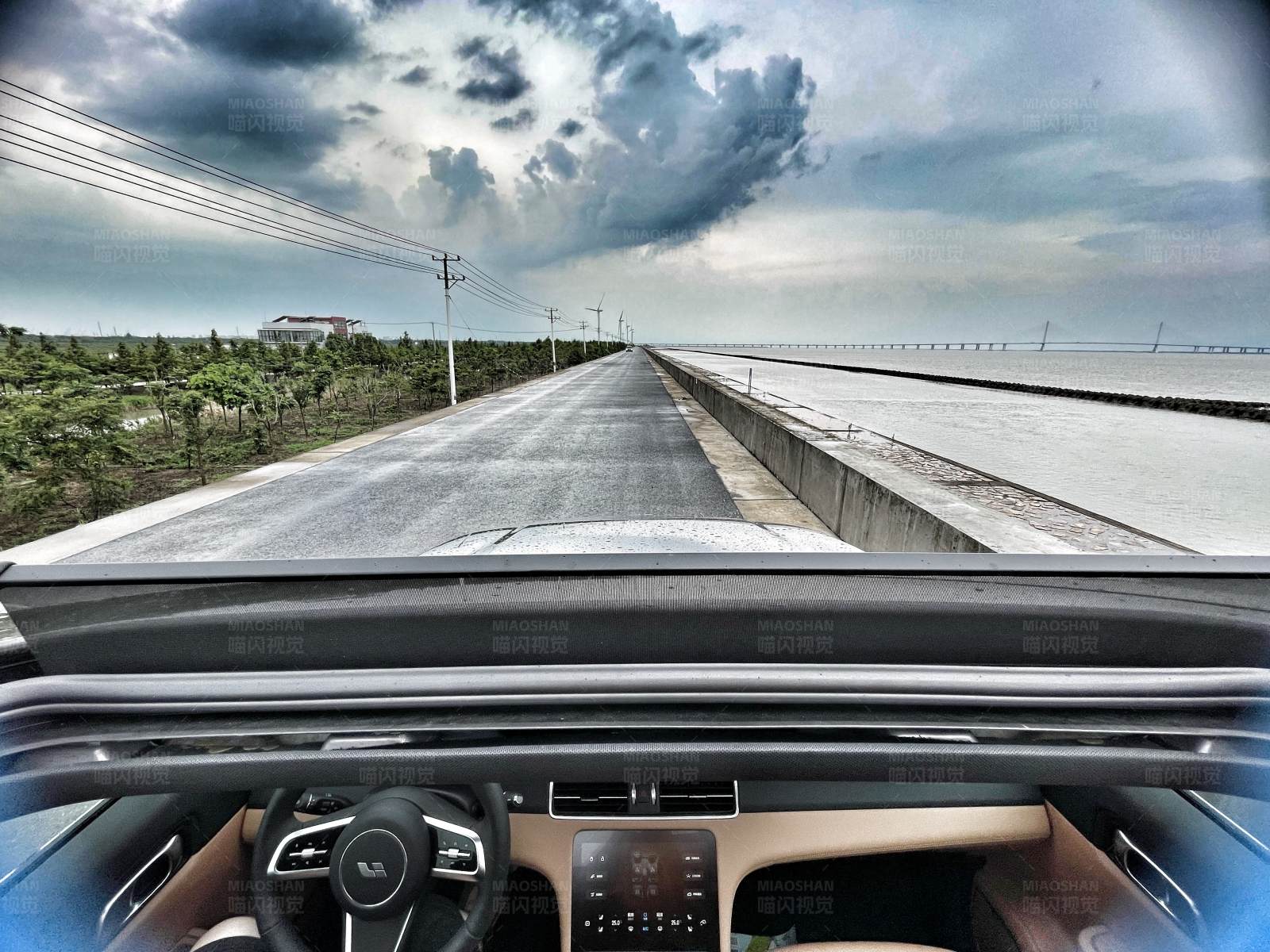 車內視角的公路旅行