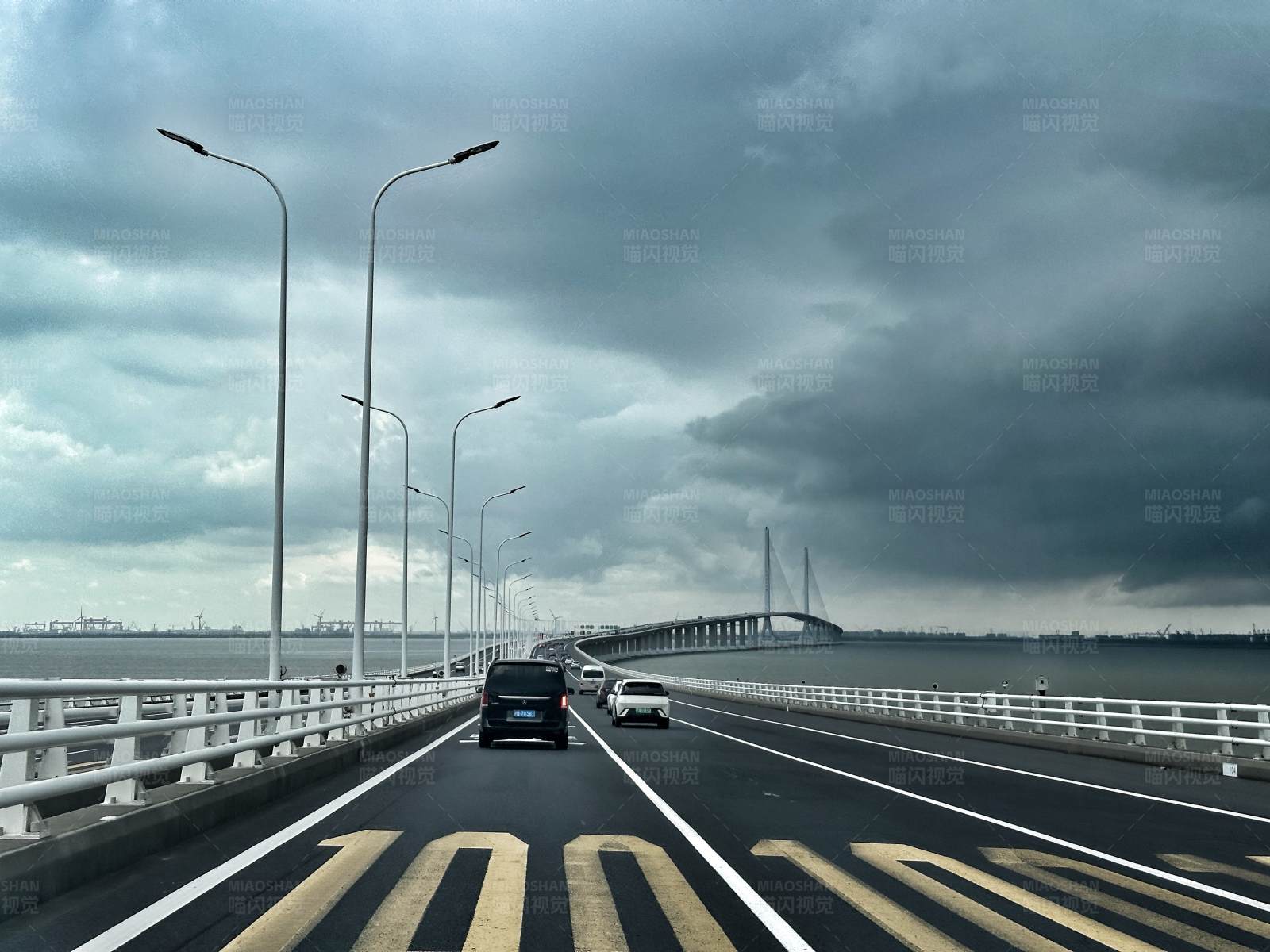 雨天的跨海大橋