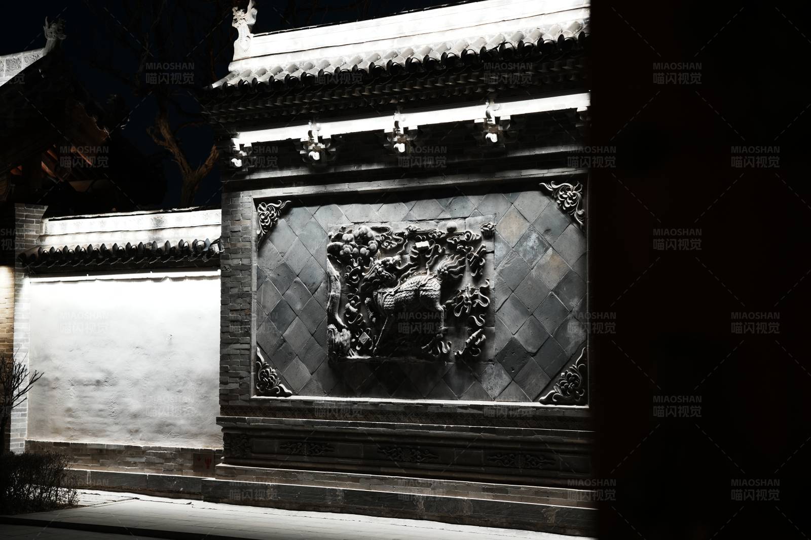 夜幕下的古建筑浮雕