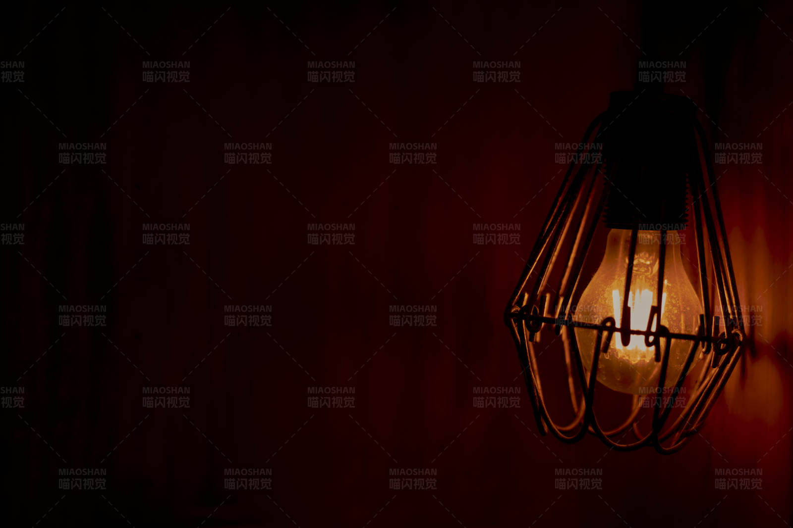 暗夜中的溫暖光芒