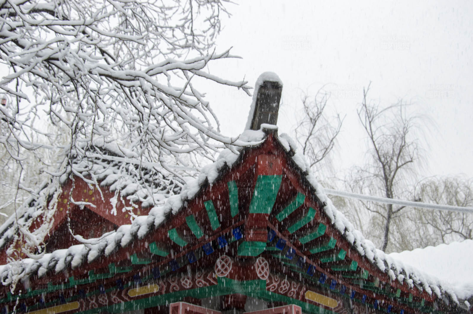 雪中的古建筑屋頂