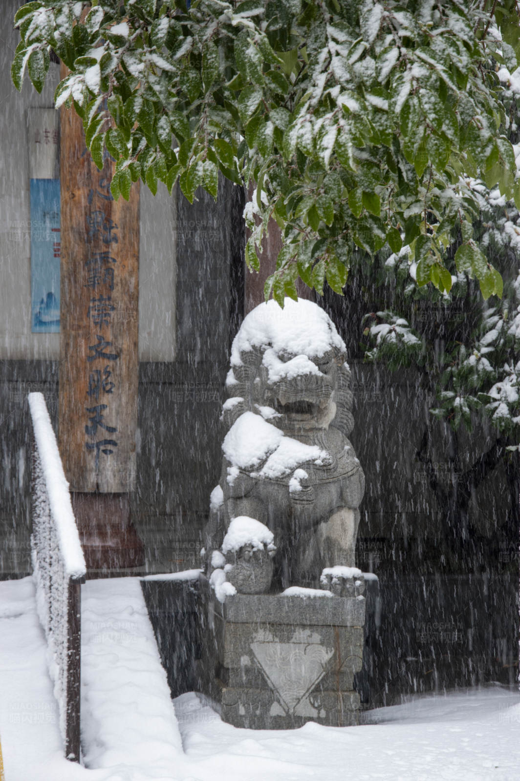雪中石獅