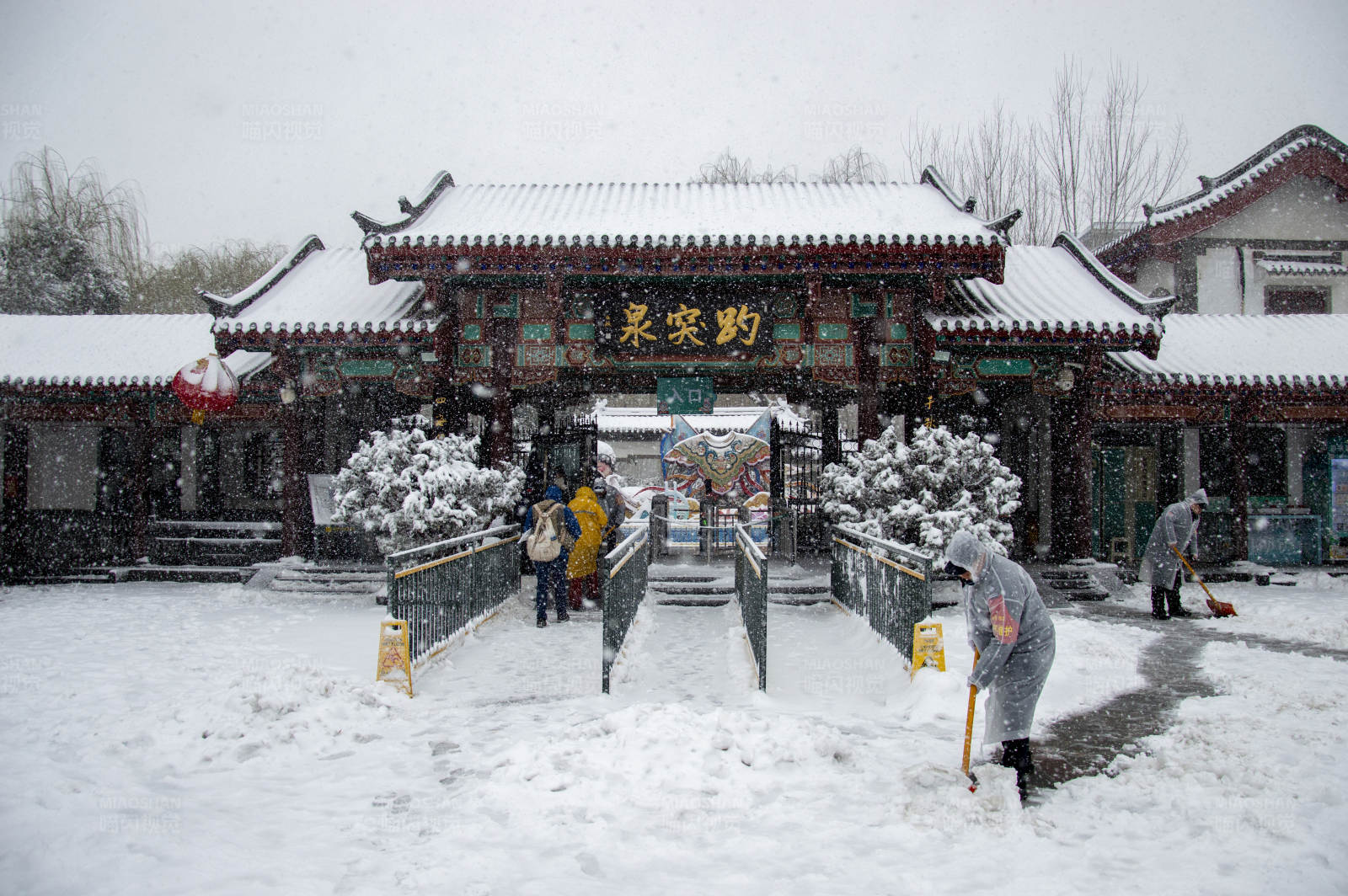 雪中古寺清掃忙