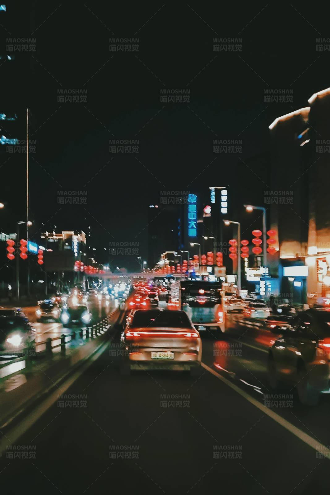 夜幕下的城市交通