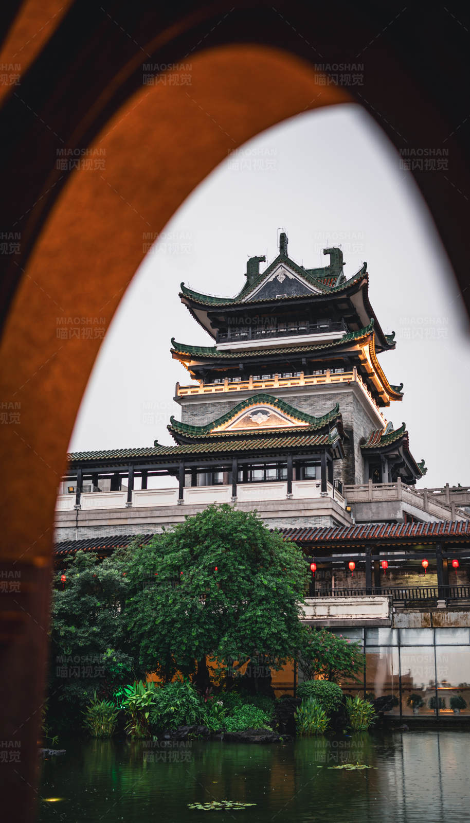古塔映水拱門景