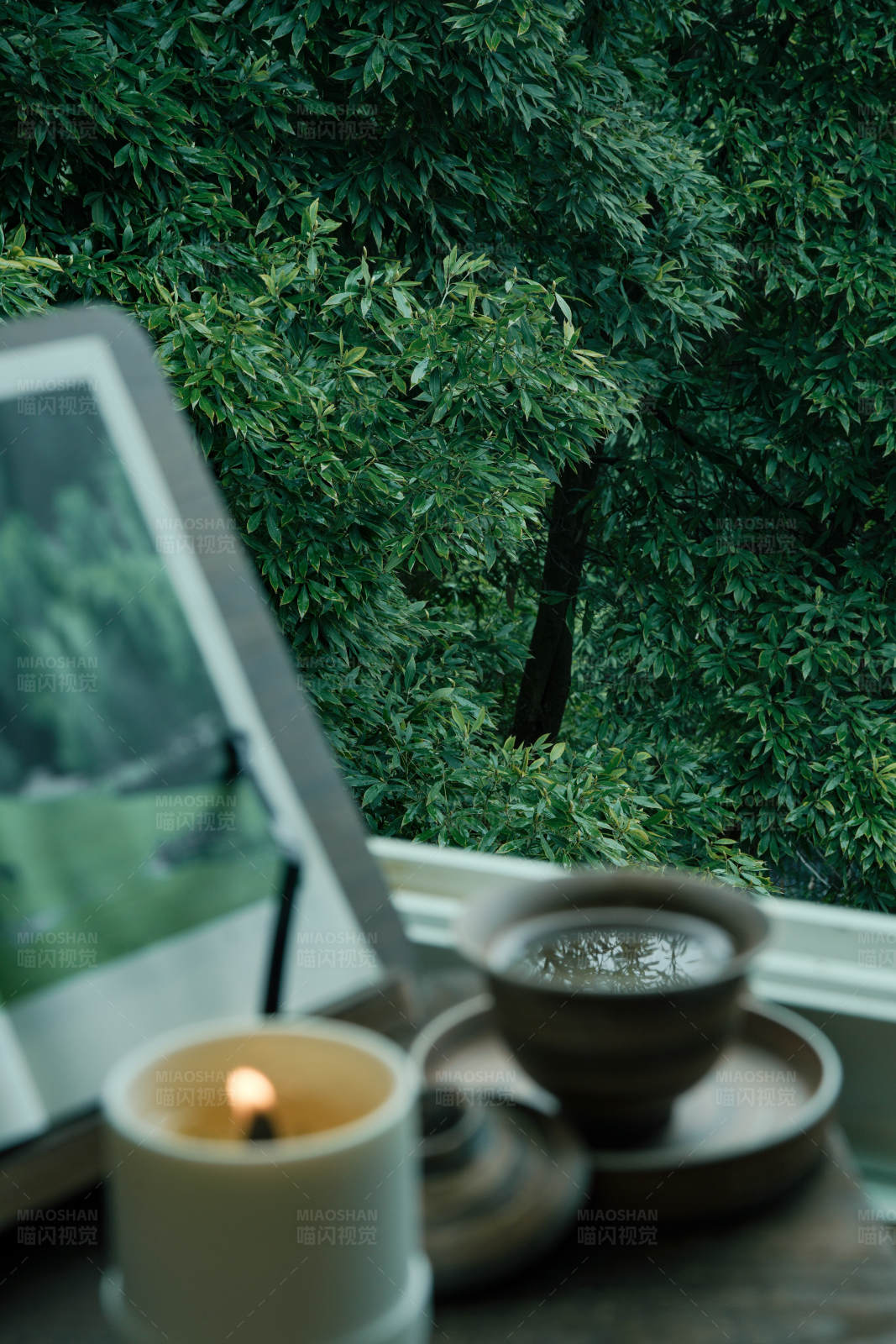 窗邊茶香與燭光