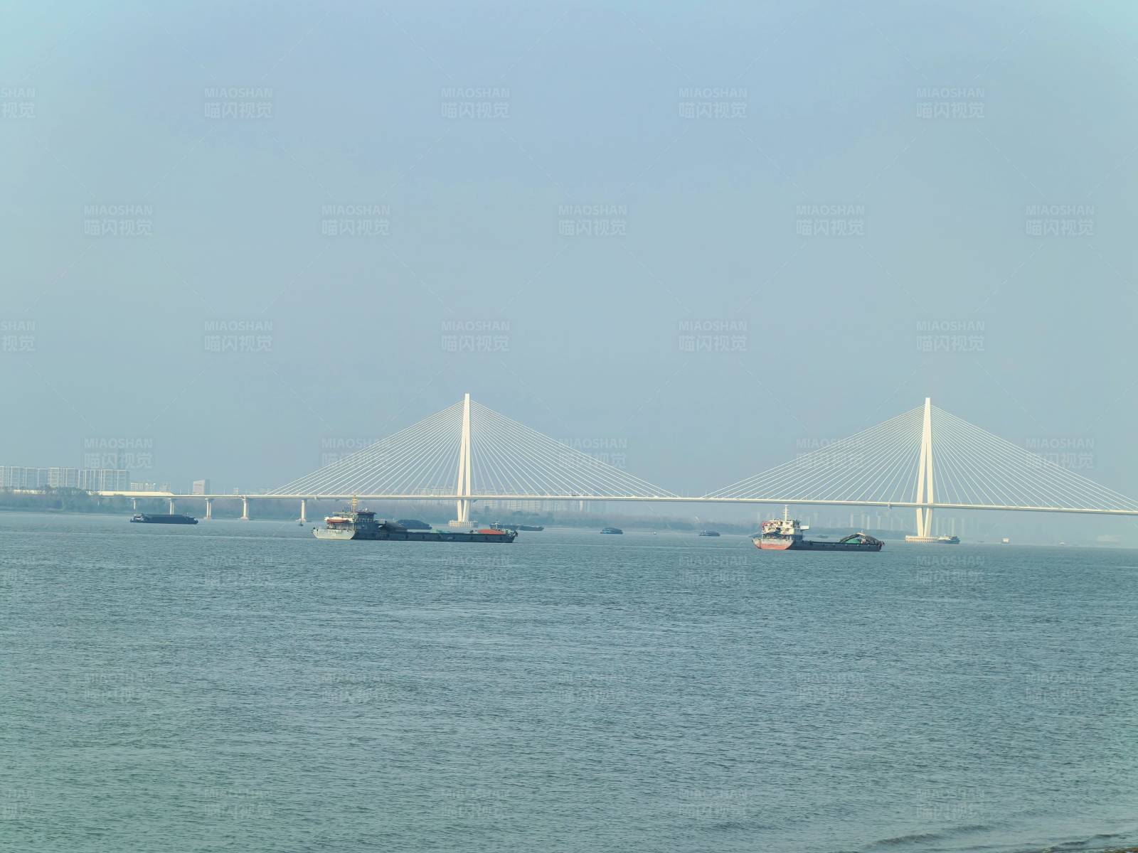 南京長江五橋與船只