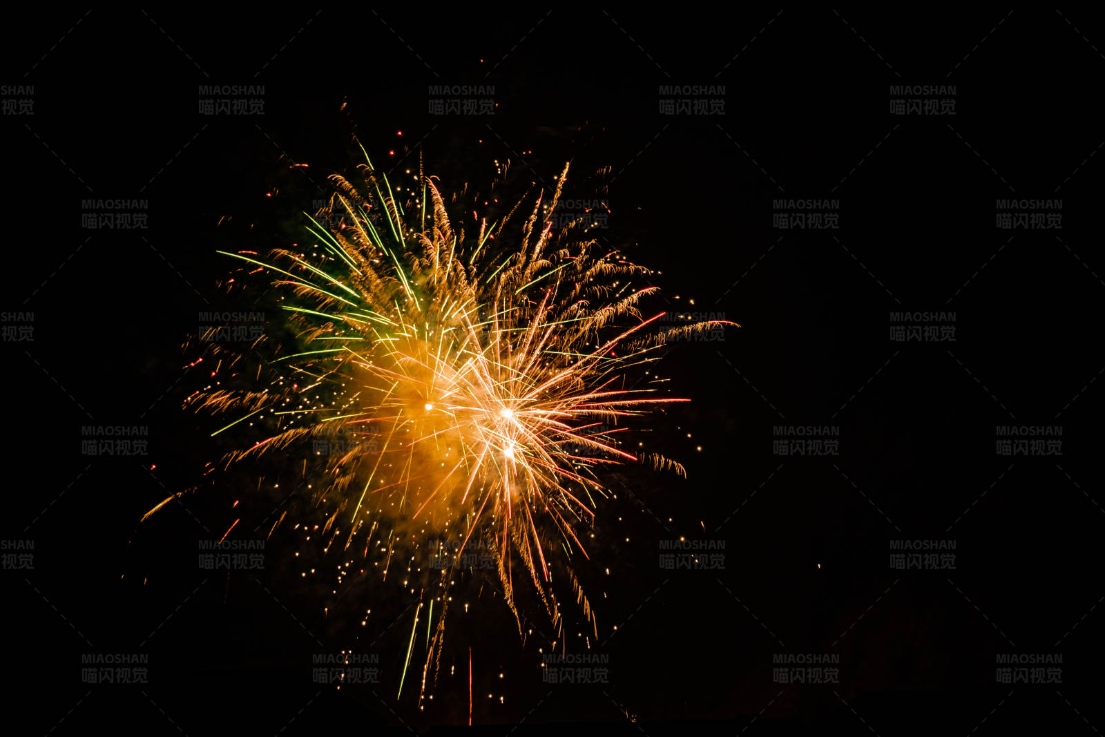 夜空中的煙花綻放