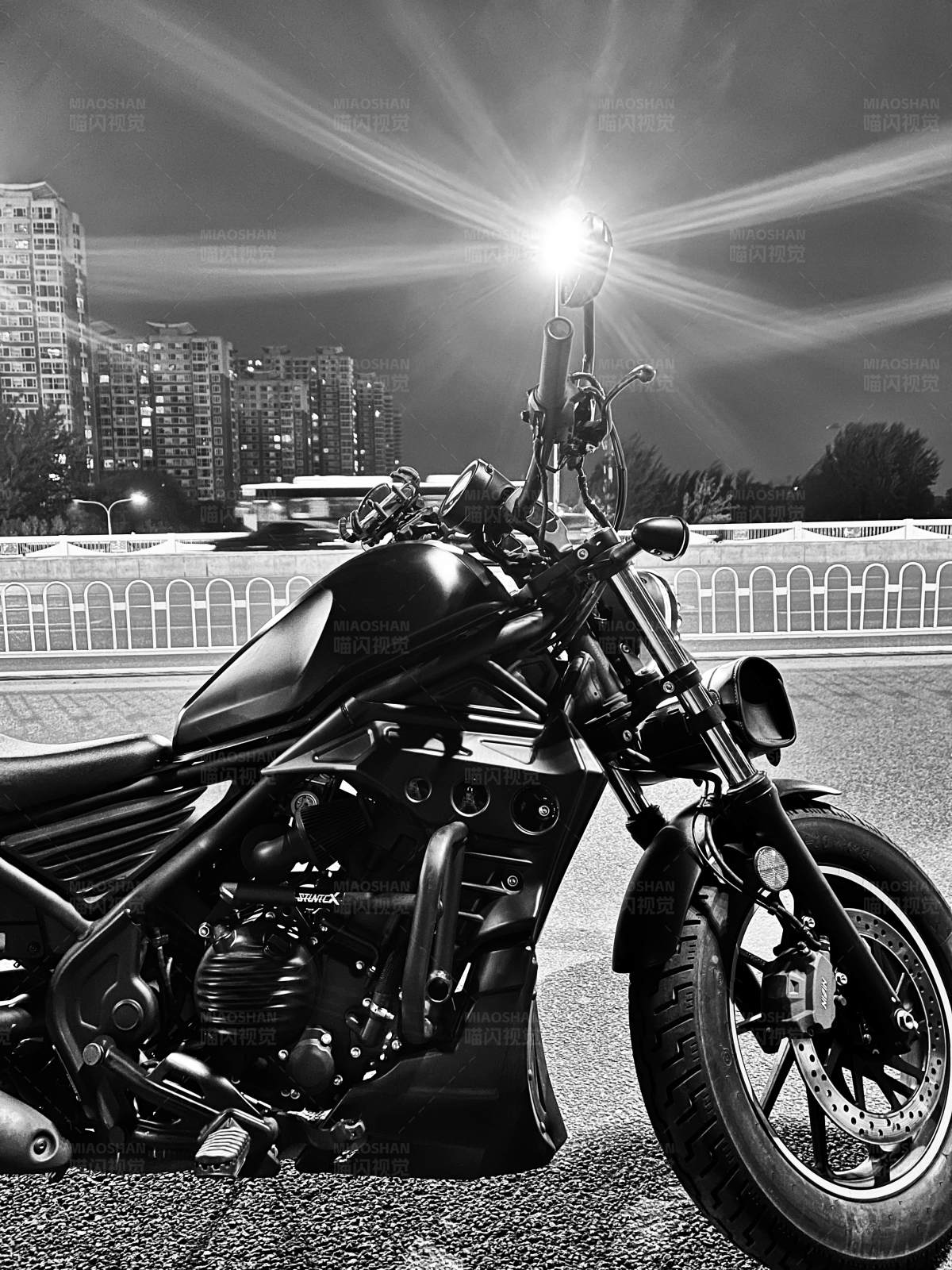 城市夜色中的摩托車