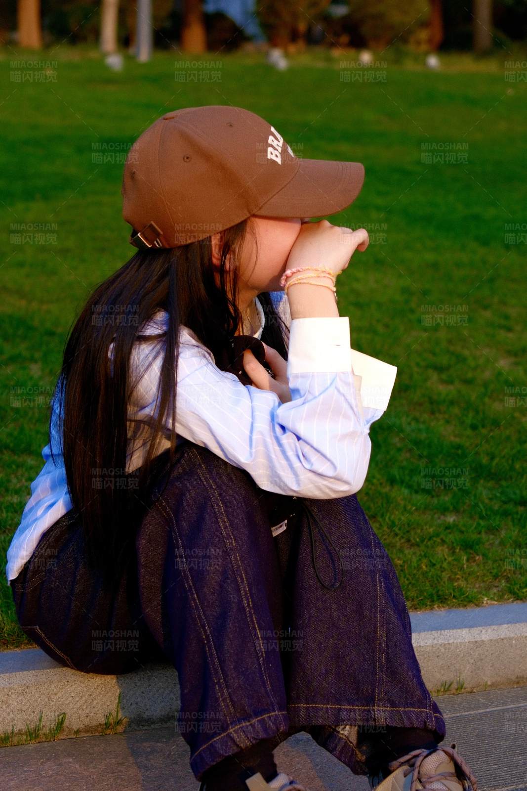 沉思的少女