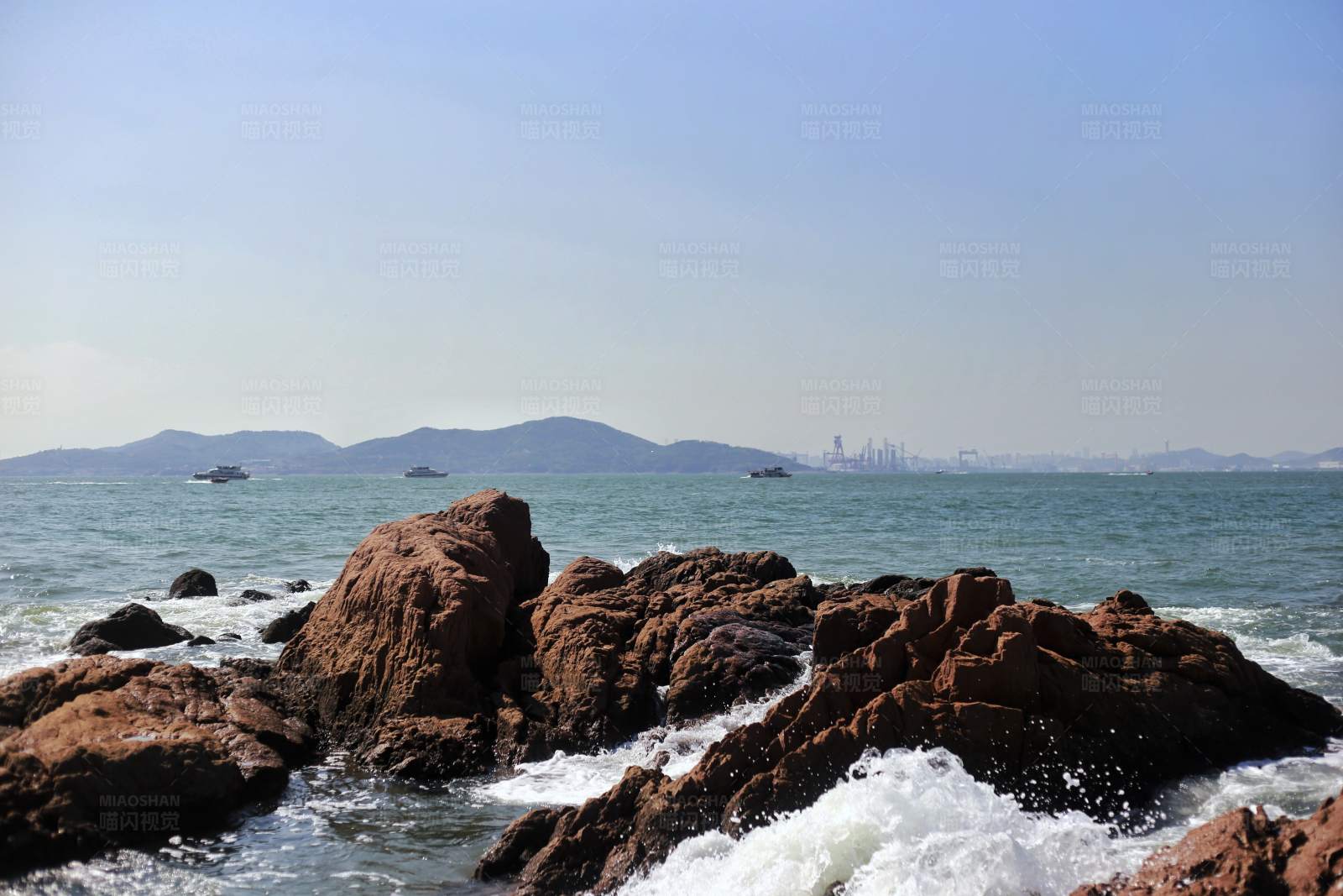 海浪拍打礁石