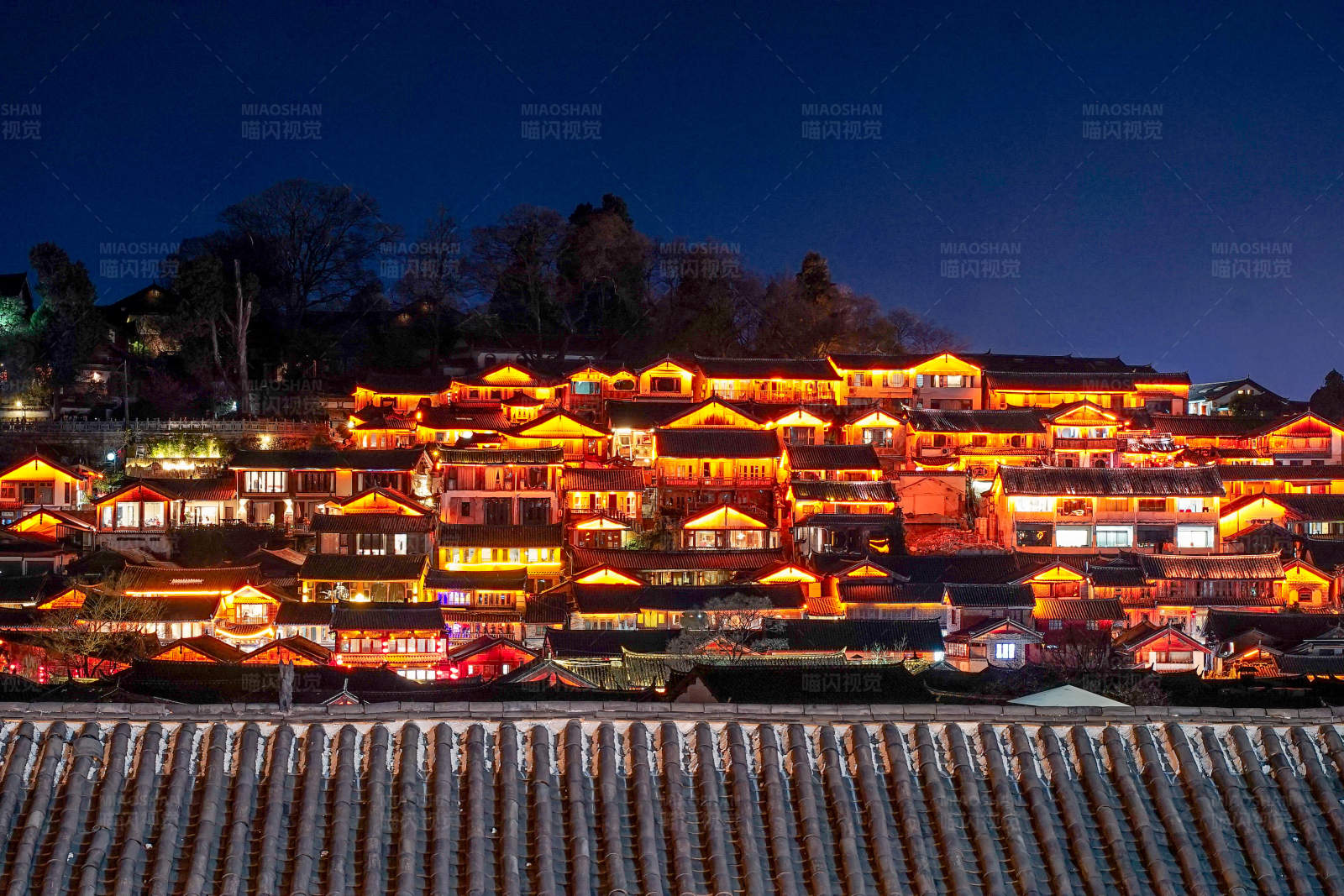 夜色中的麗江古城燈火通明