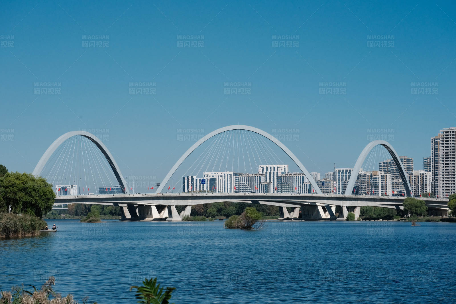 雙拱橋跨湖連接城市