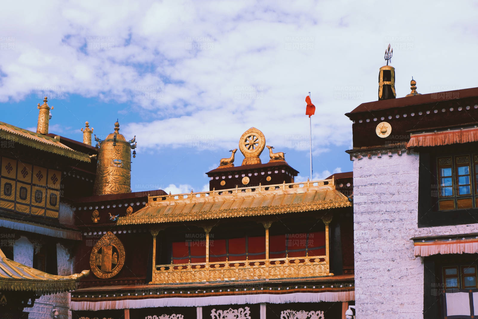 西藏寺廟的壯麗景色