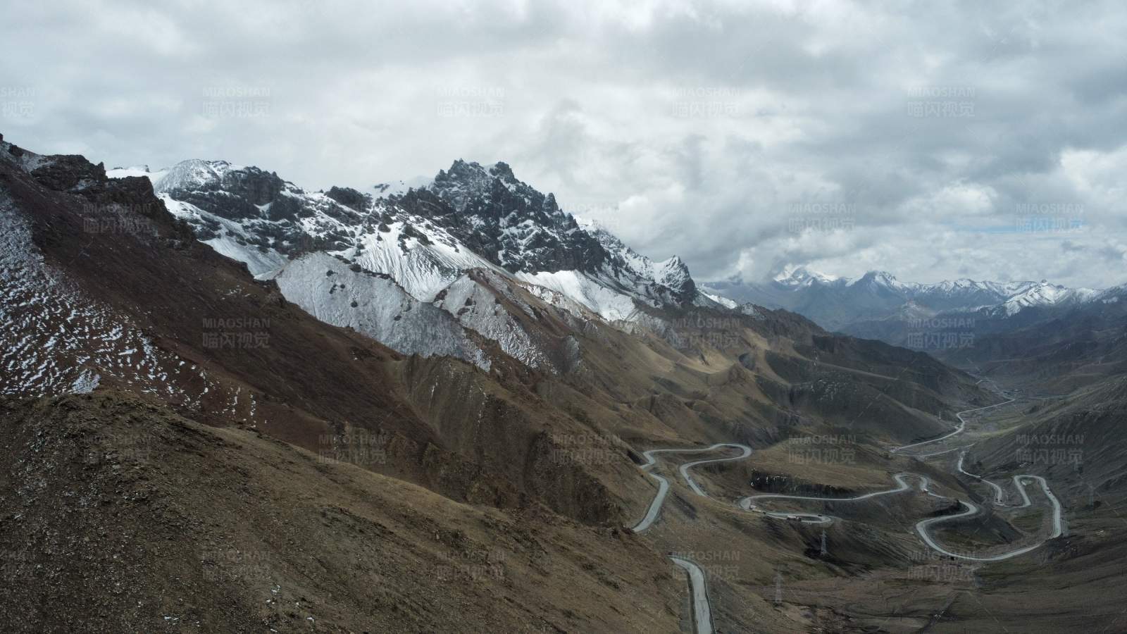 高山雪景與蜿蜒公路