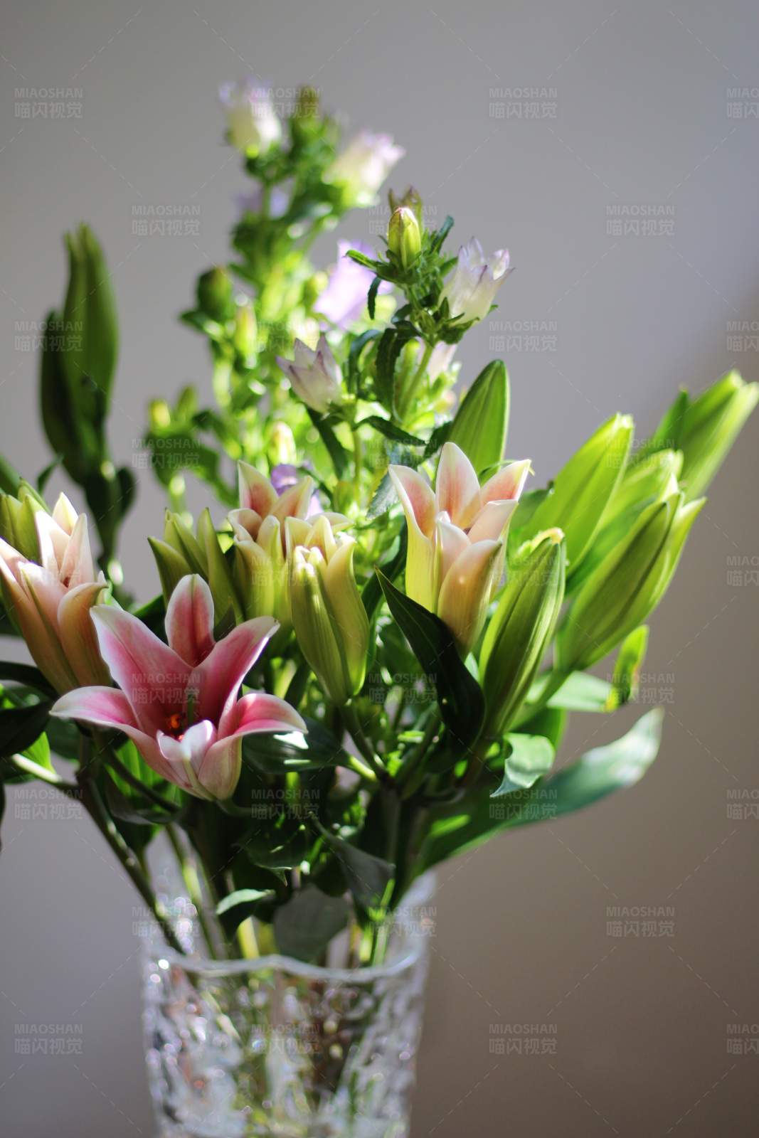 花瓶中的粉色百合花束