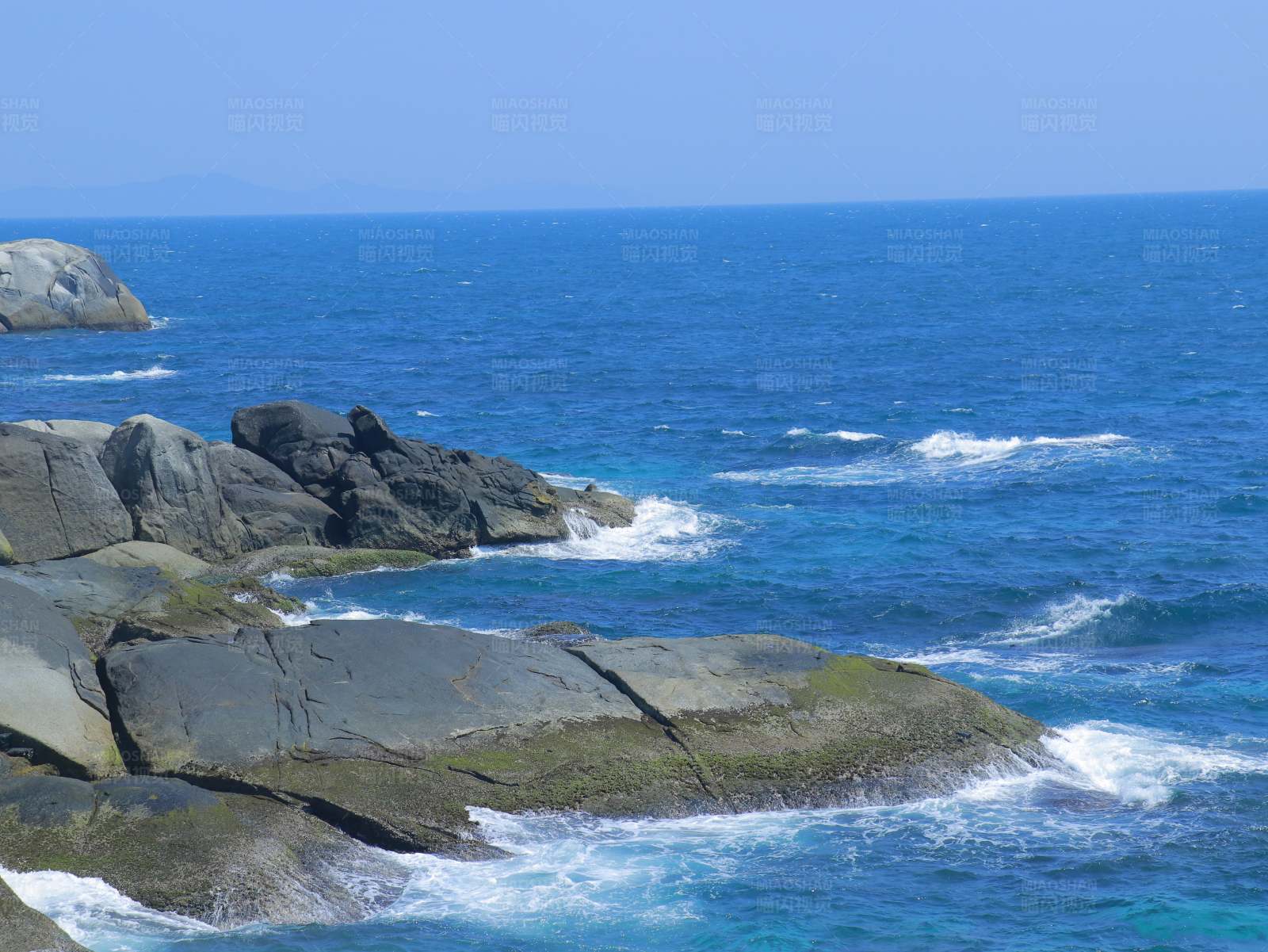 巖石海岸與藍色海洋