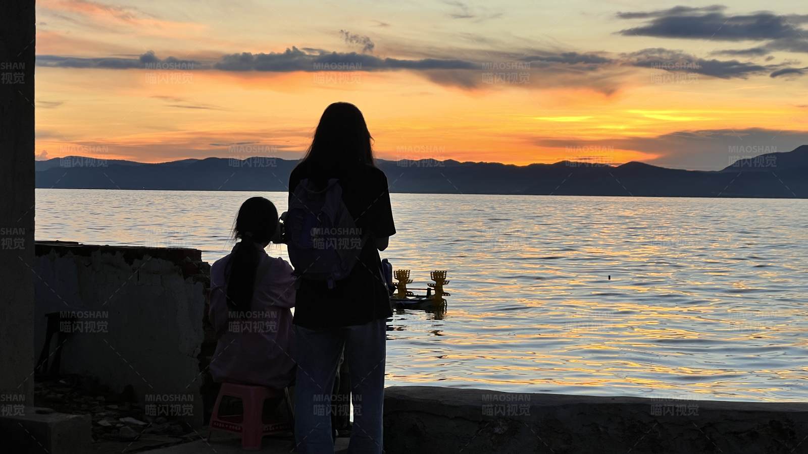 夕陽下的母女