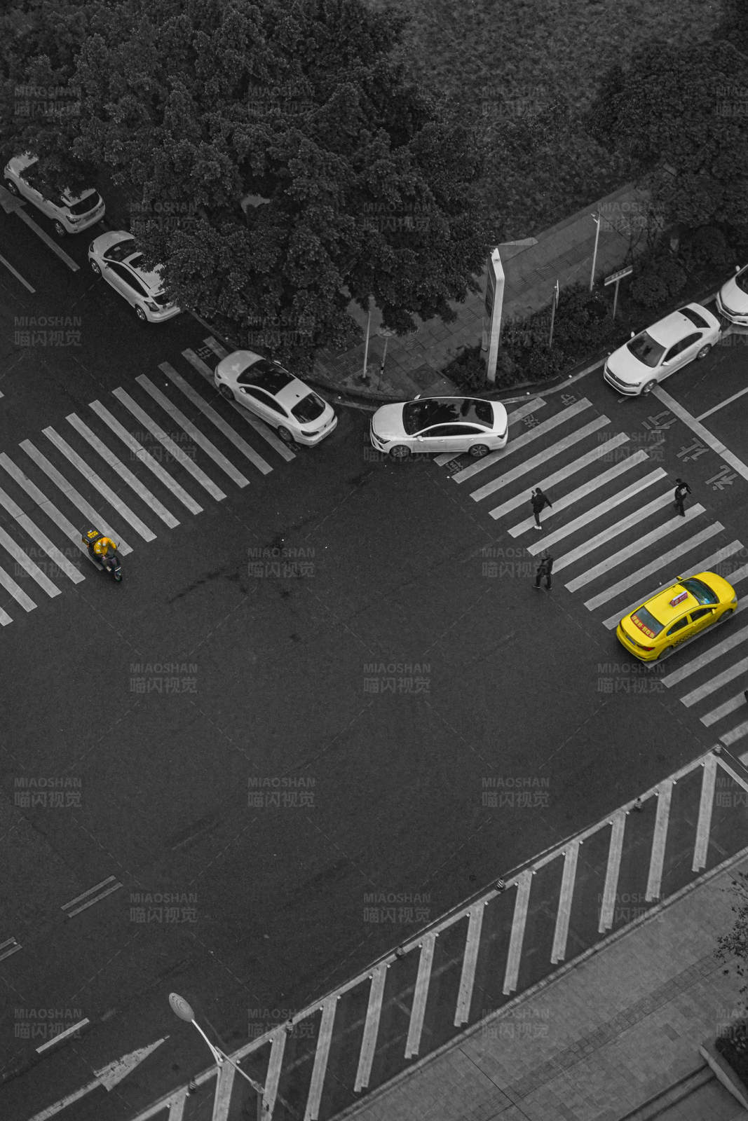 城市路口的黃色出租車