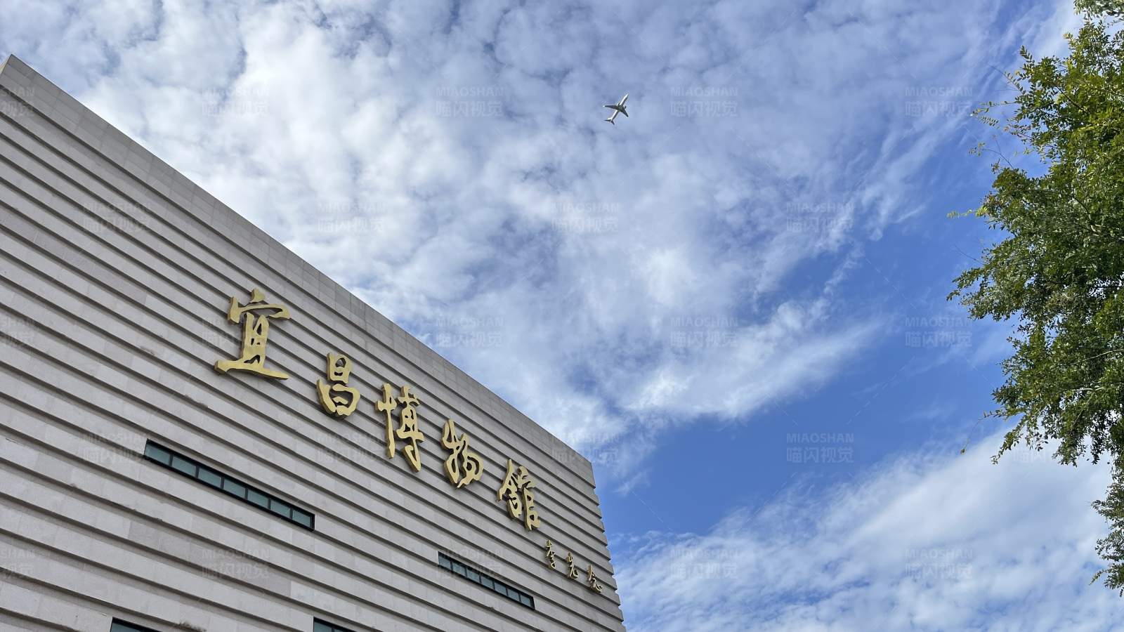 藍天白云下的現代建筑