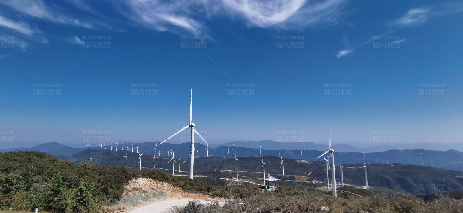 山脊上的風力發電場