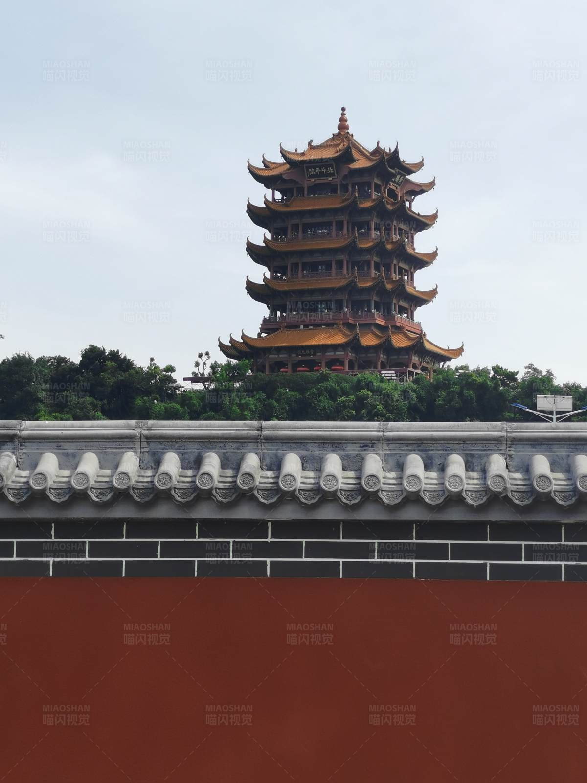 古塔紅墻映天際