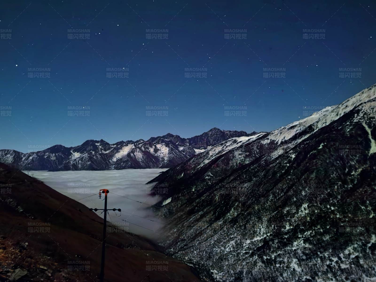 星空下的雪山夜景