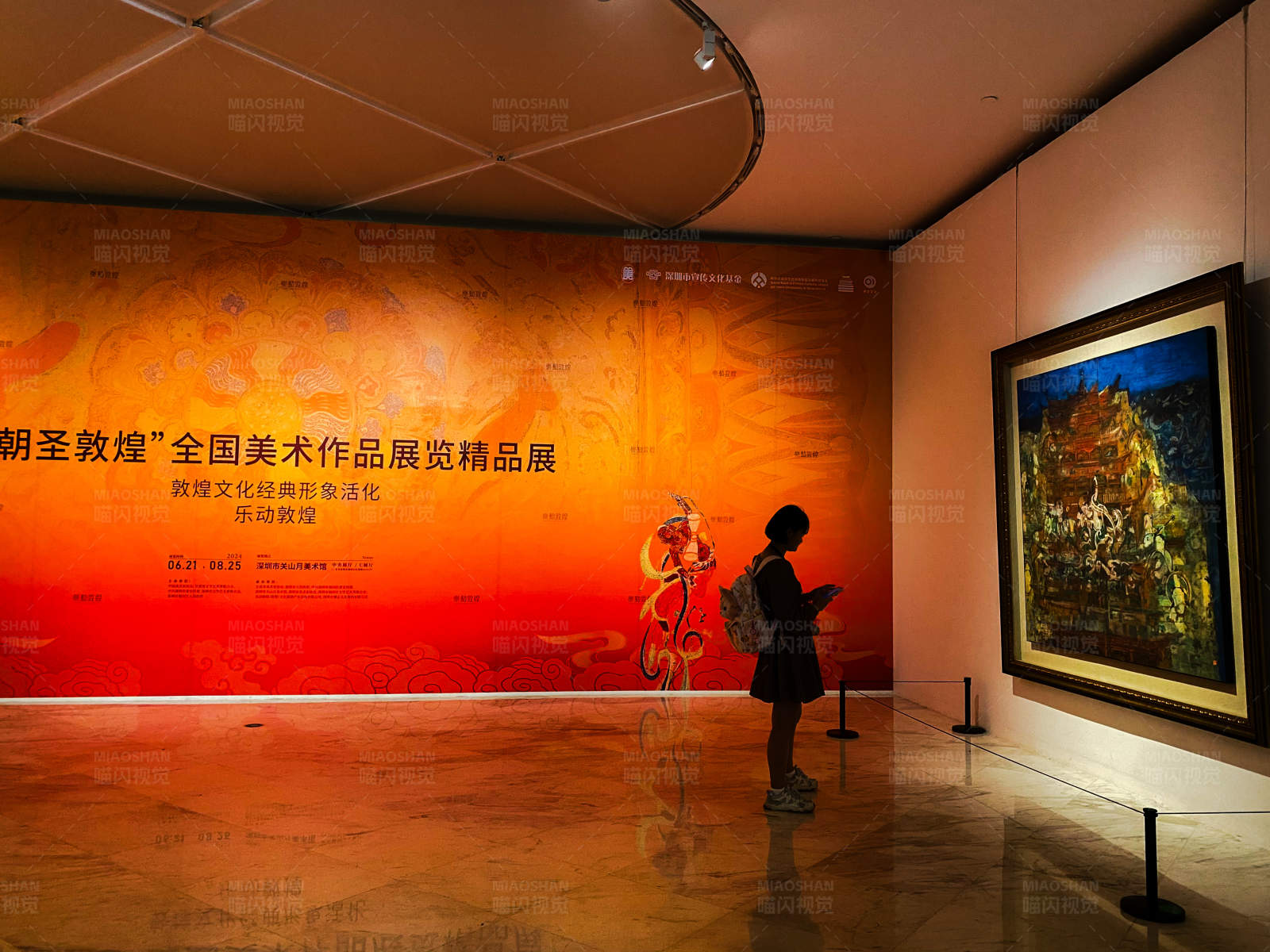 藝術展覽中的觀賞者
