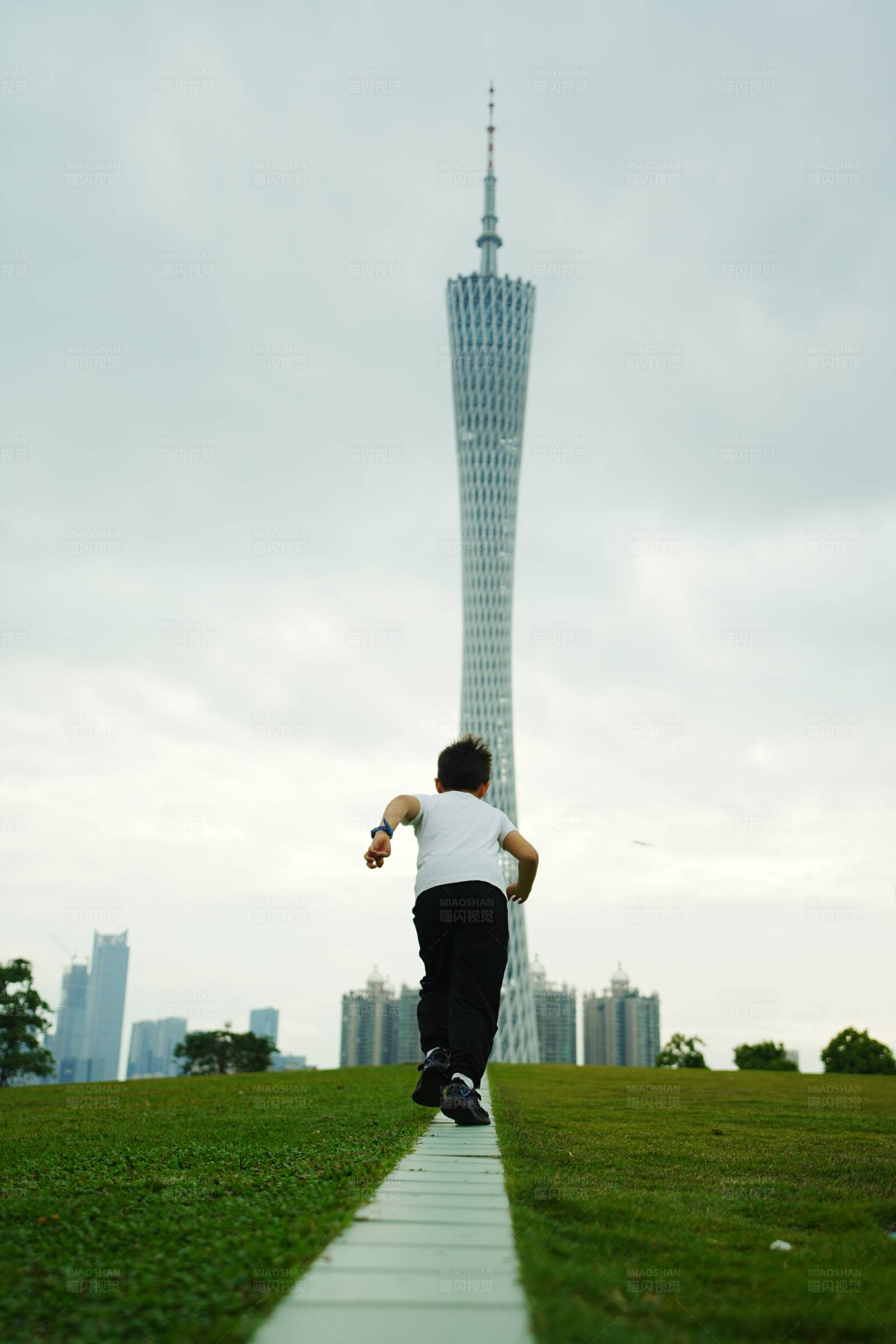 奔向未來的小男孩
