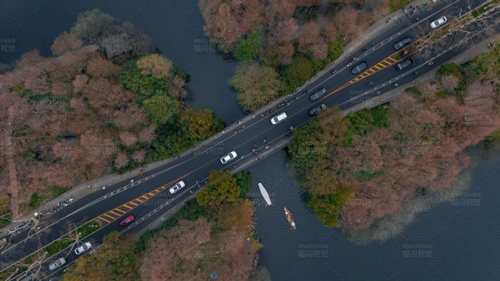秋日湖畔交通