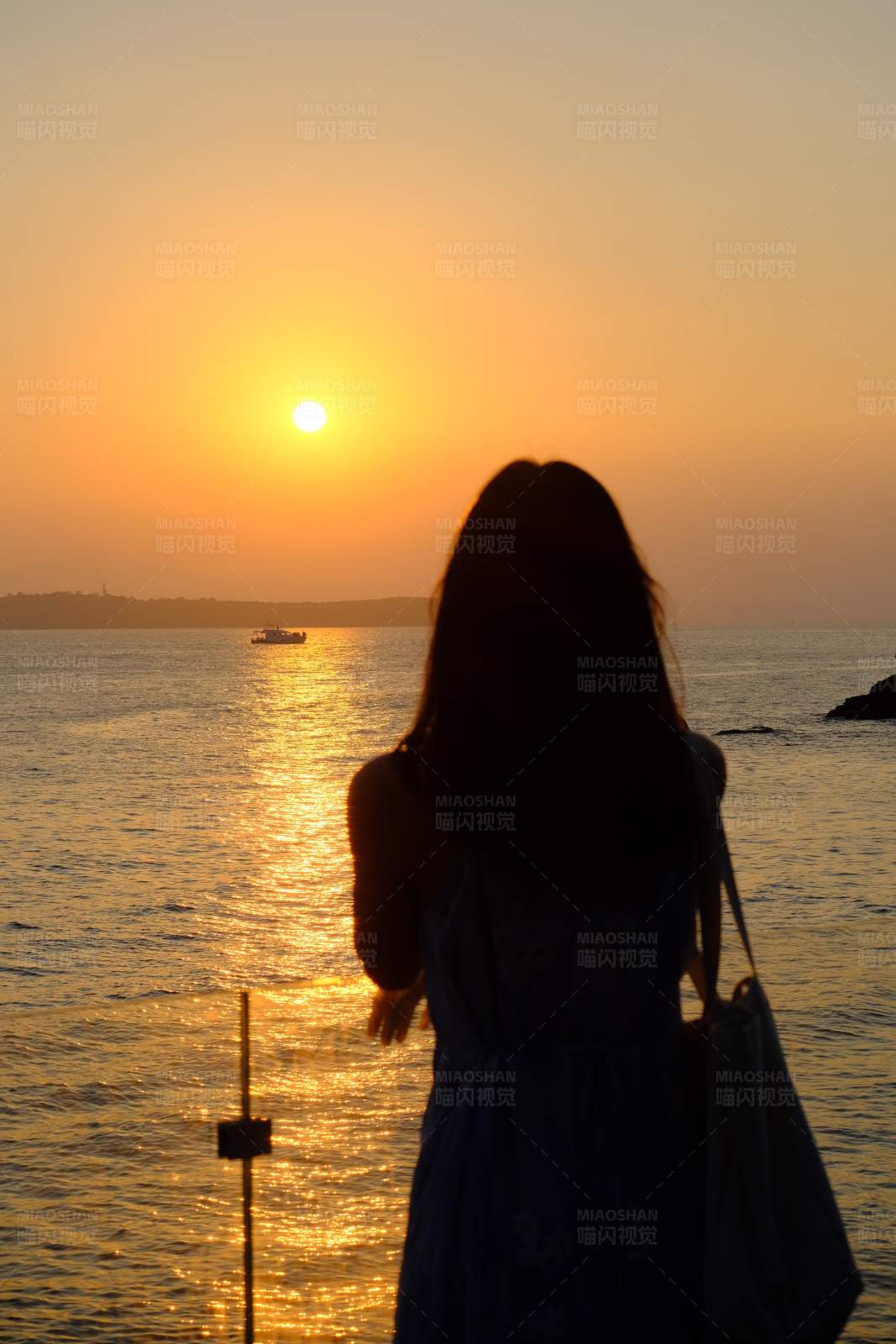 夕陽下的海邊剪影