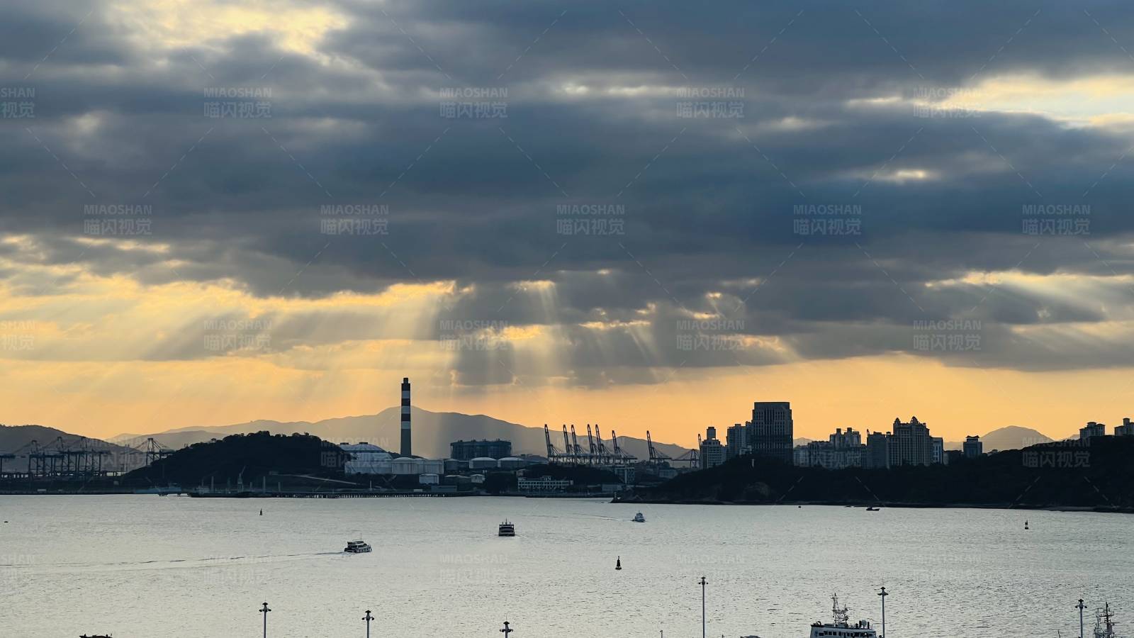 夕陽下的港口城市
