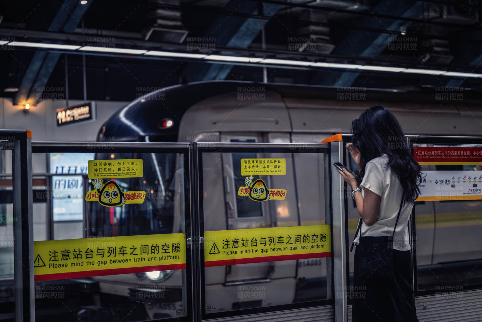 地鐵站臺等待的乘客