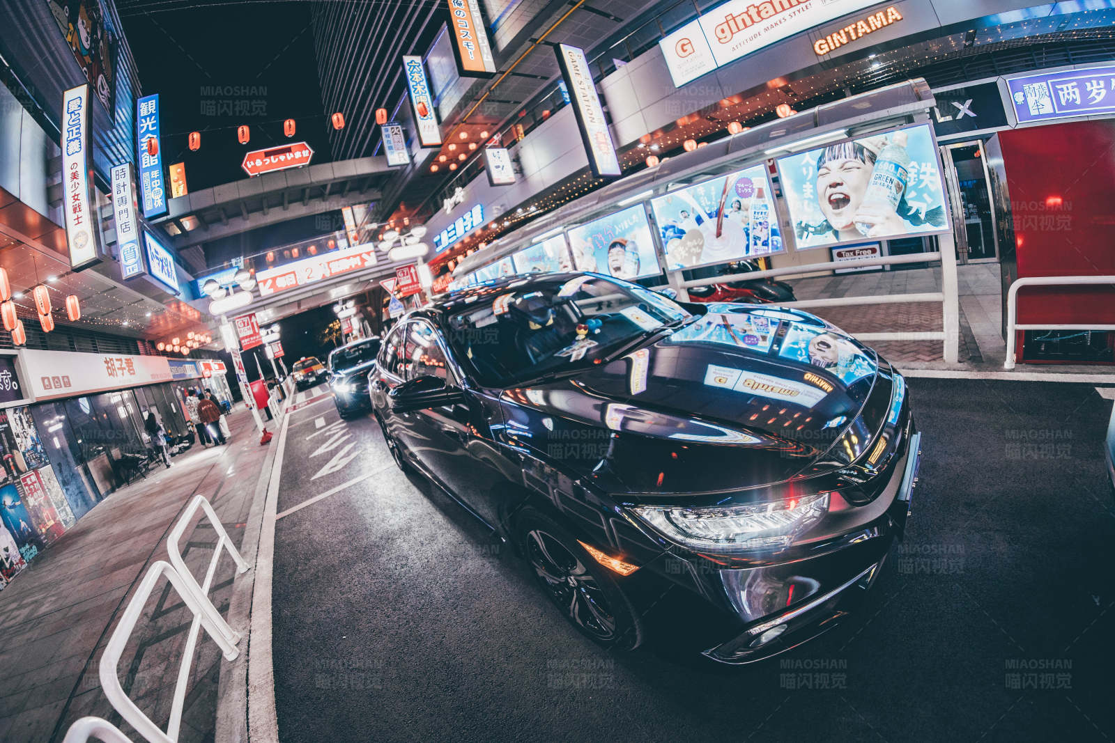 霓虹夜景中的黑色轎車