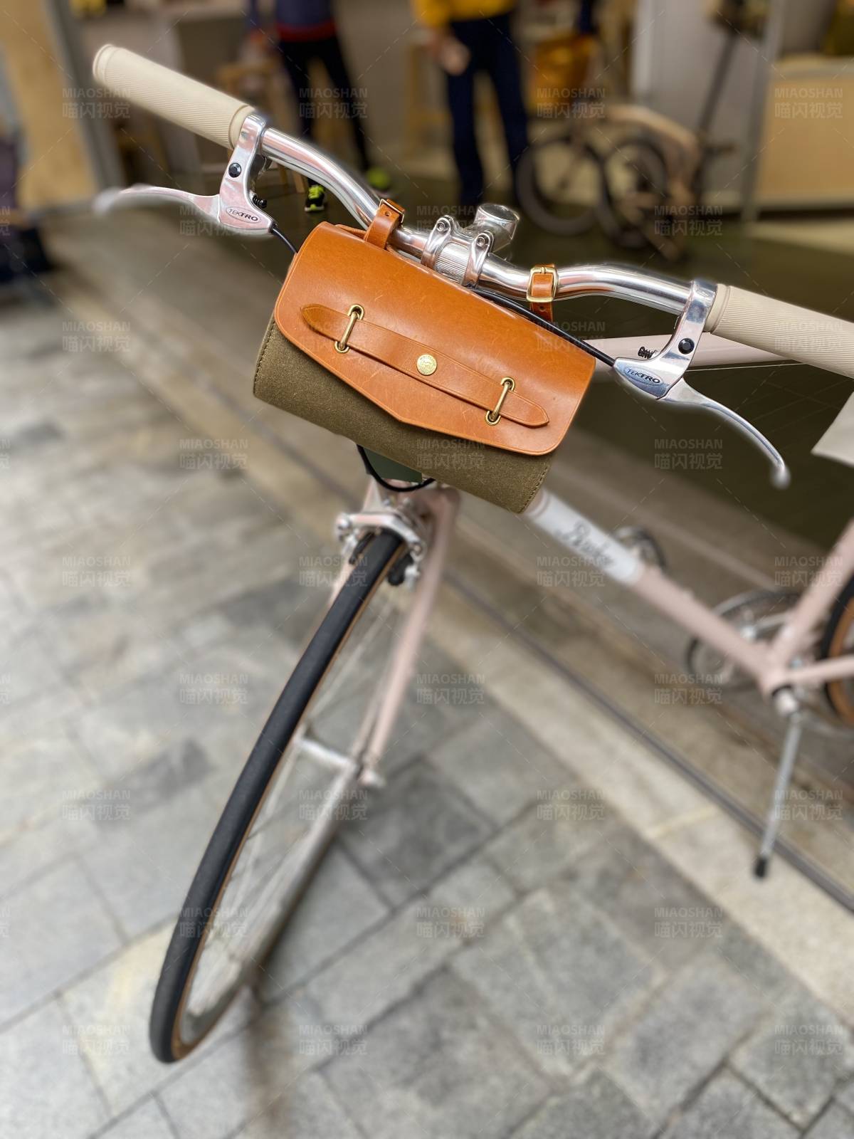 自行車上的復古包