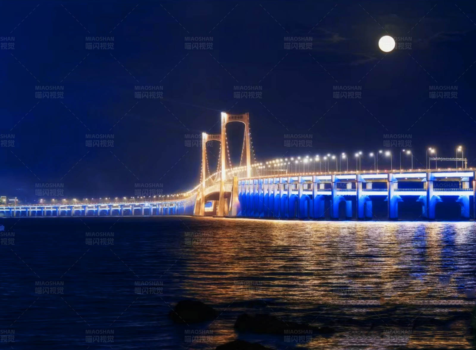 月夜下的跨海大橋