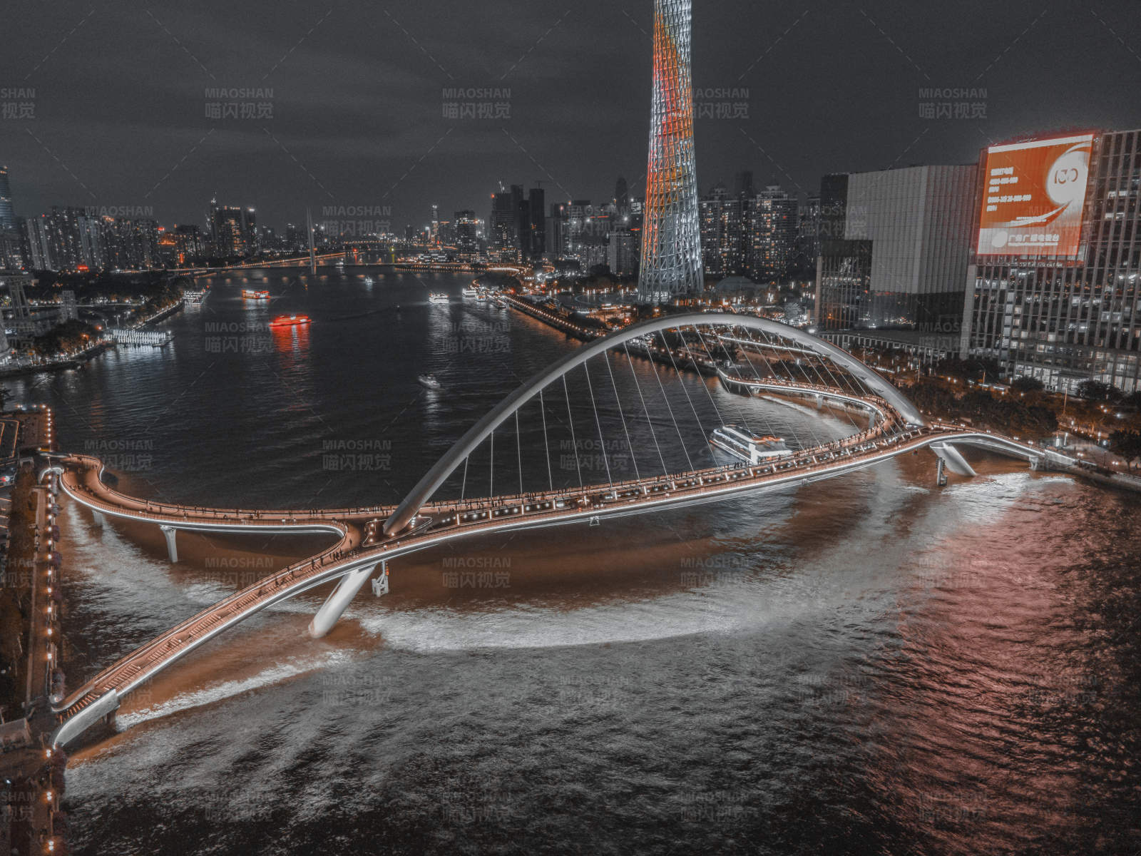 夜色中的城市橋梁