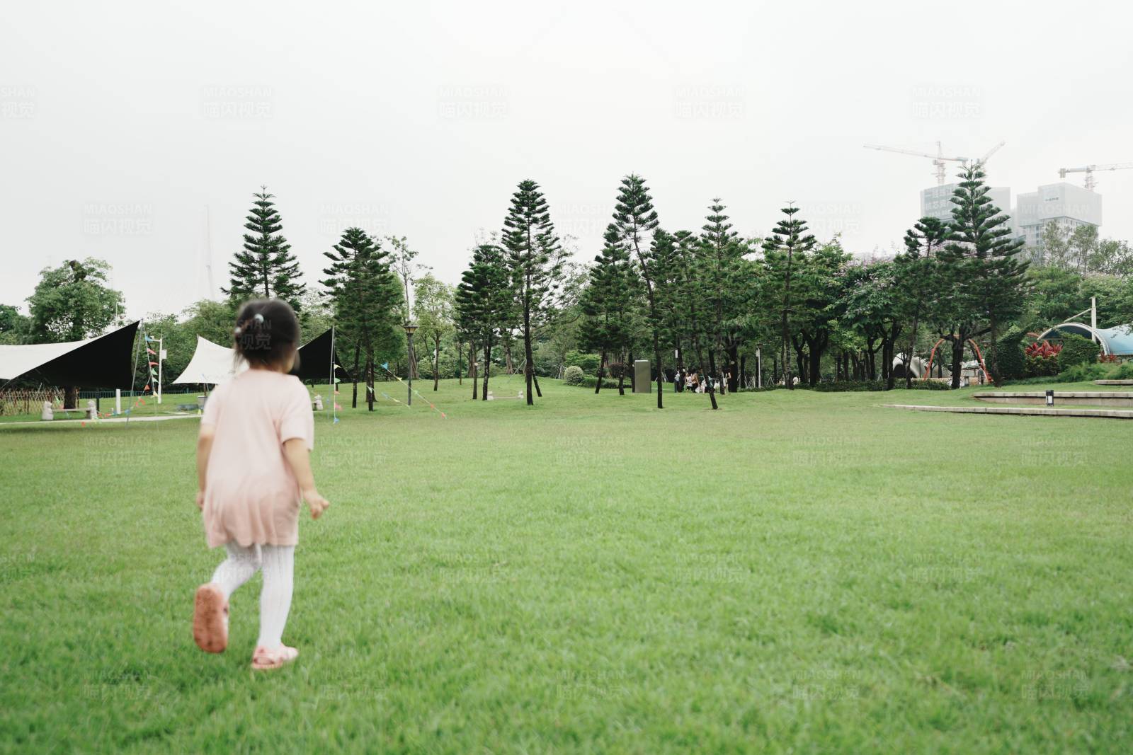 小女孩在公園奔跑