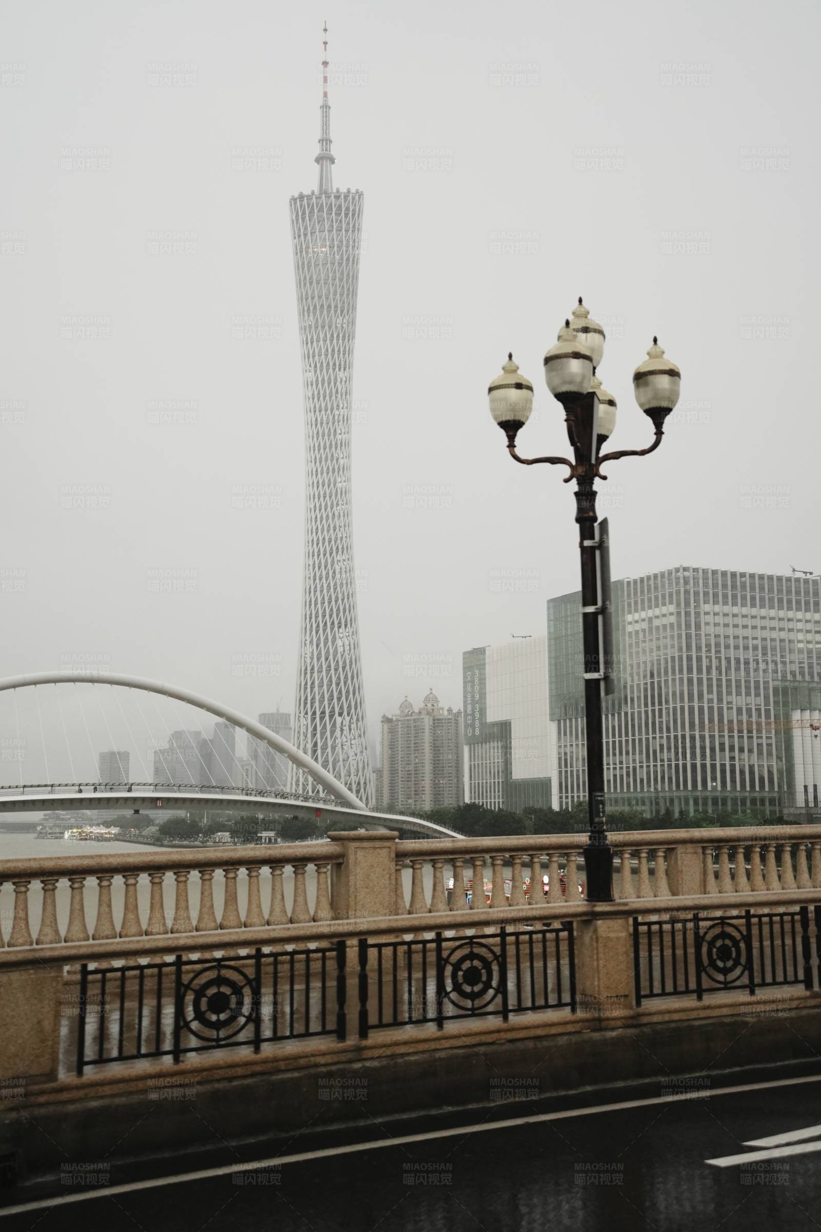 廣州塔與雨中橋景
