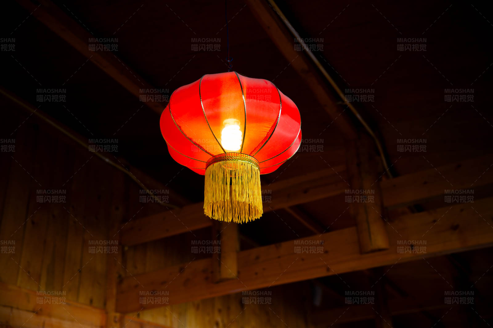 紅燈籠高掛木屋內