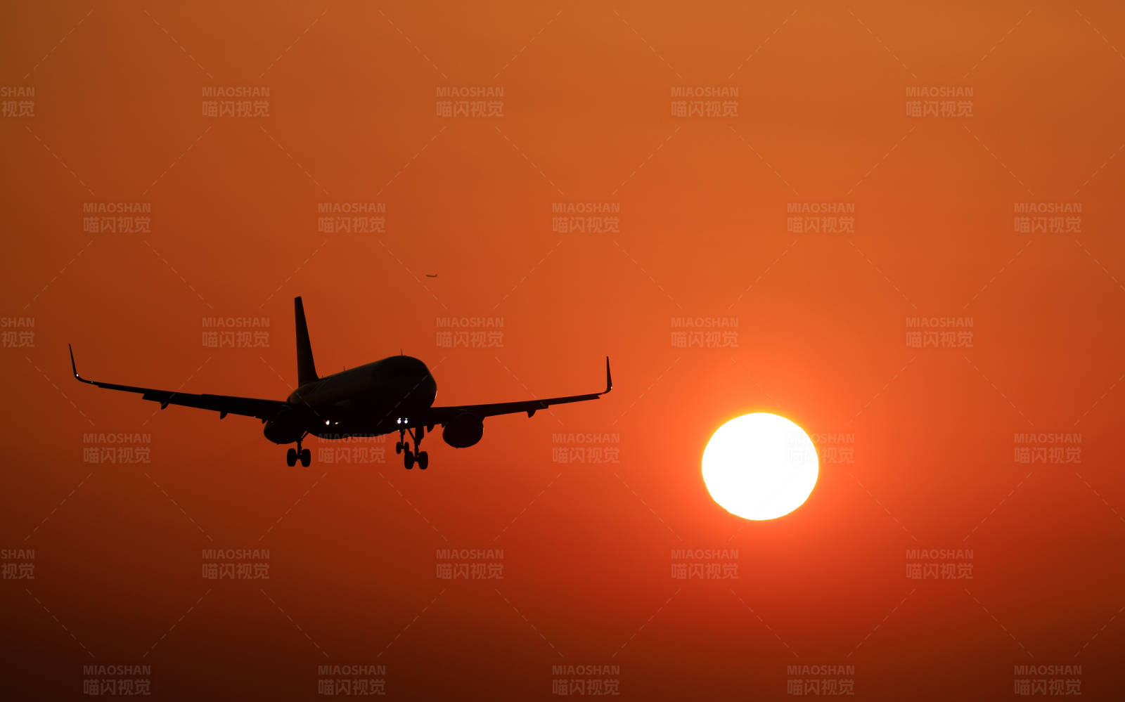 夕陽下的飛機
