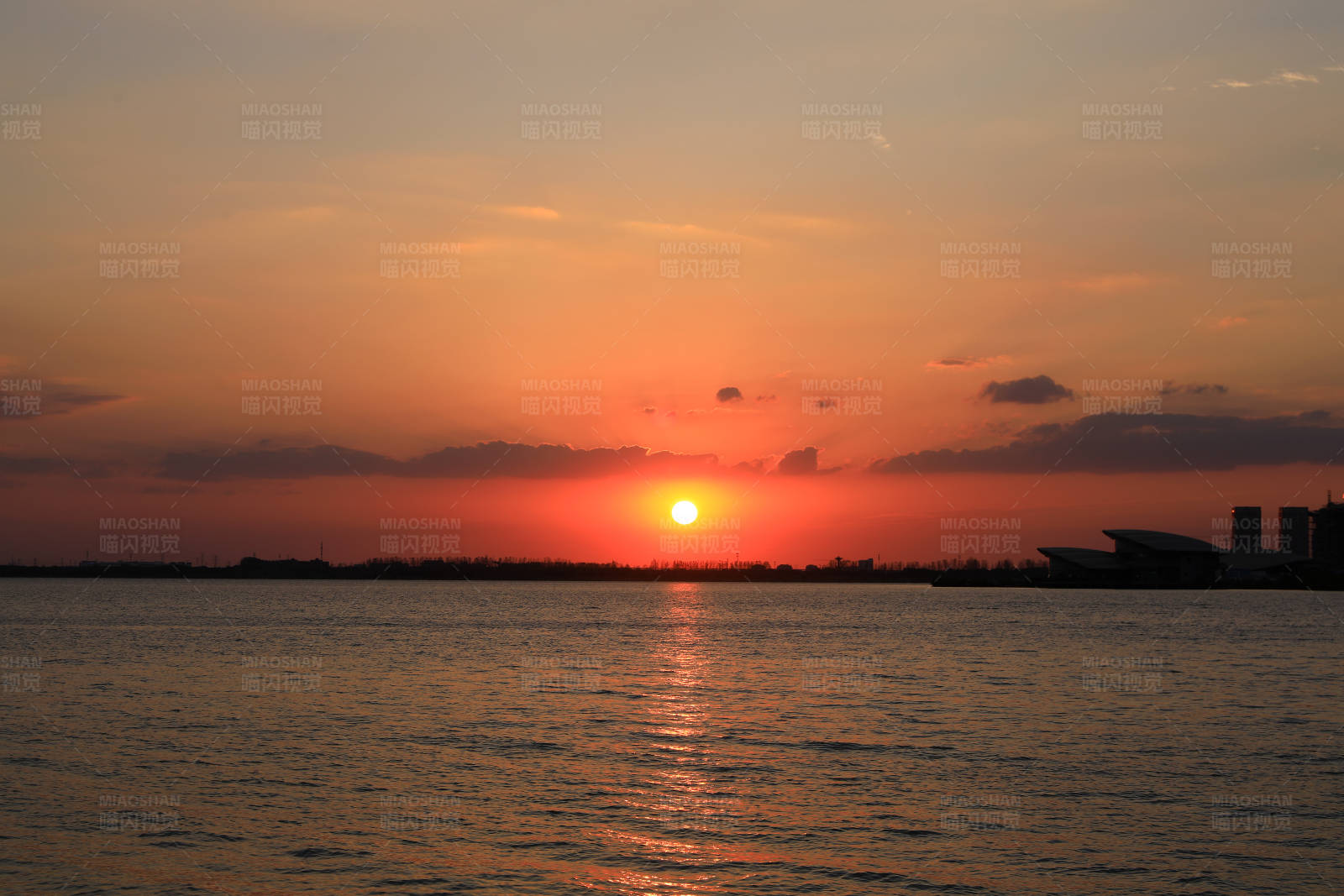 夕阳西下 海天一色
