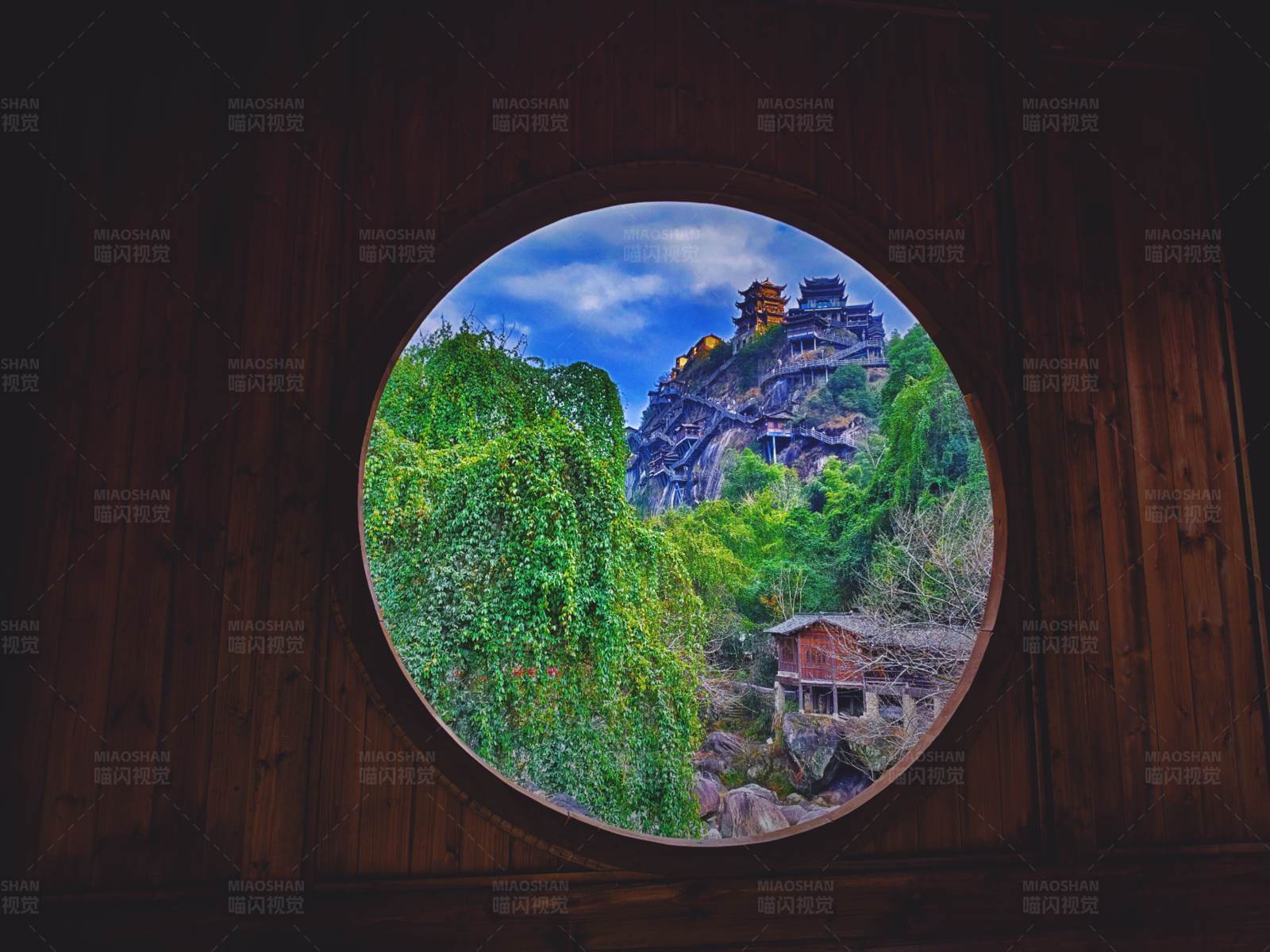 窗外山水古寺景
