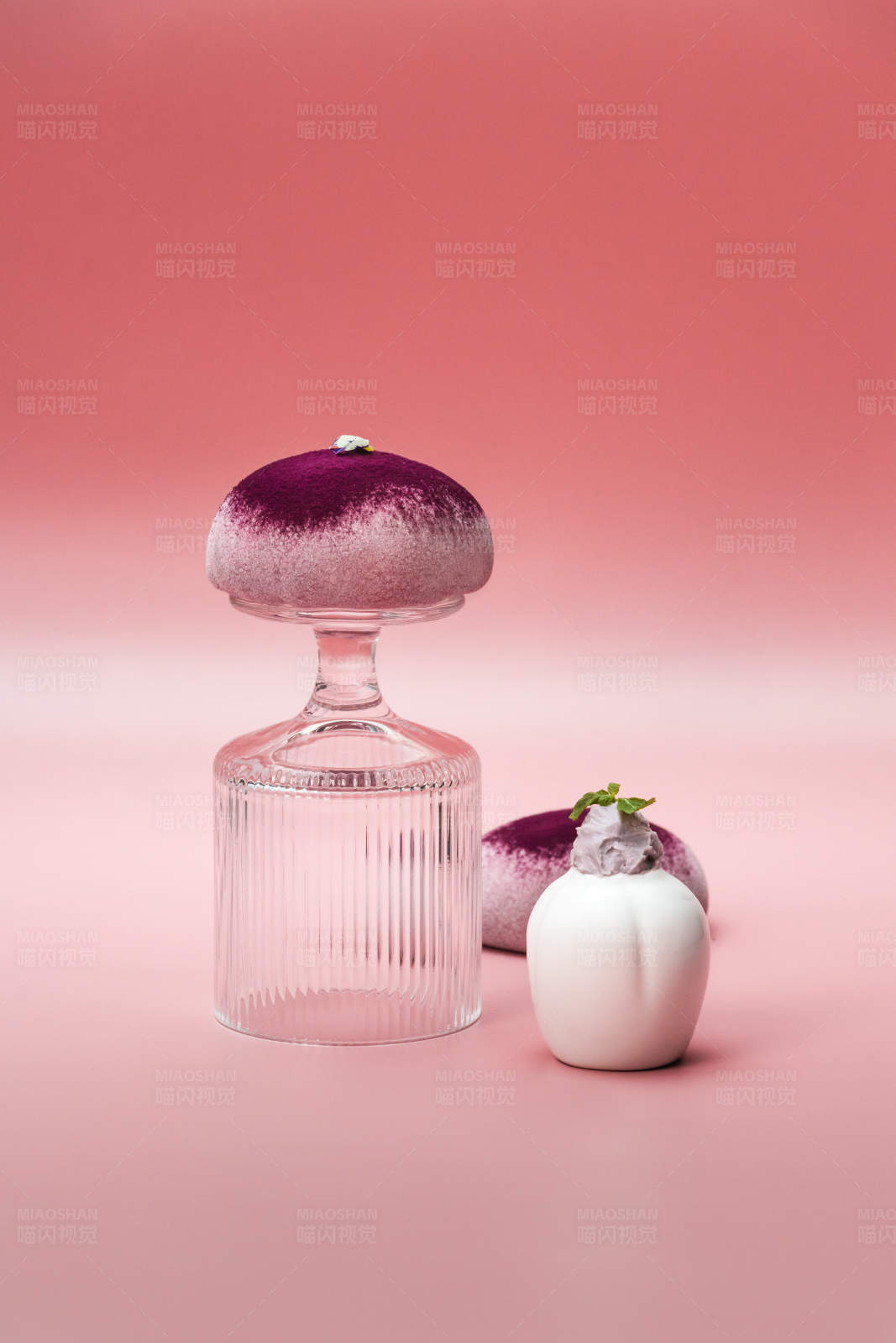 粉色甜點與玻璃瓶