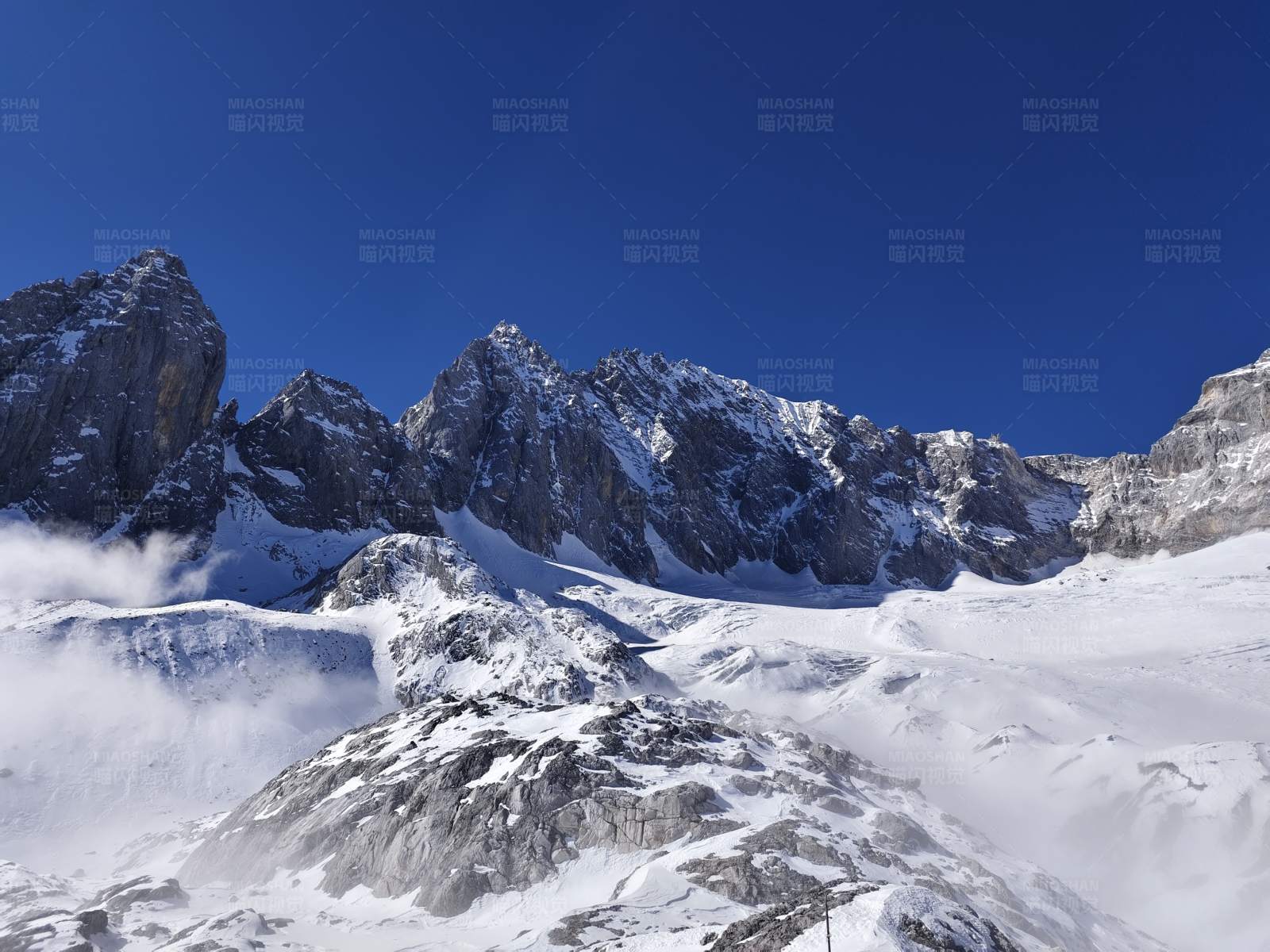 玉龍雪山雪峰藍天