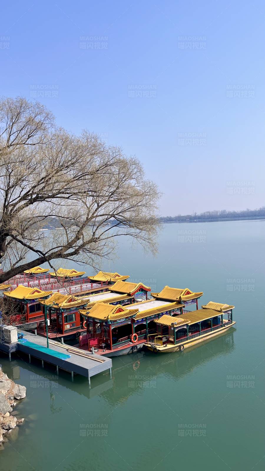 湖畔古建筑与游船