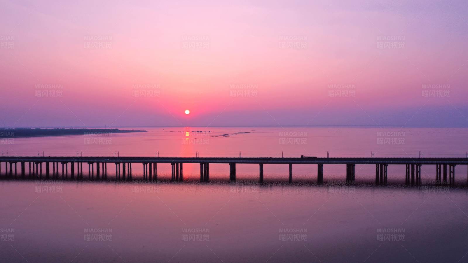 夕陽下的海上長橋