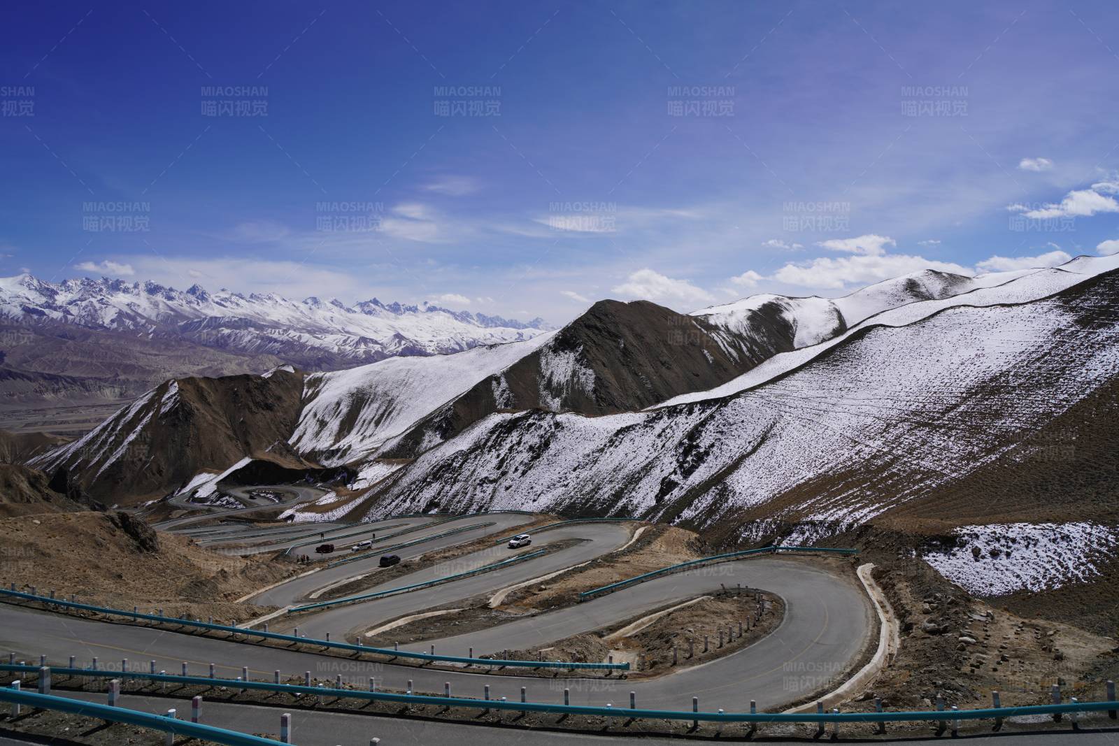 高原雪山蜿蜒公路