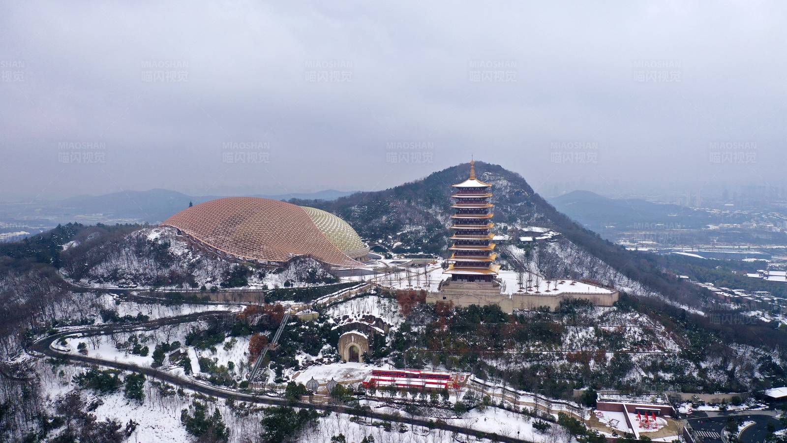 航拍雪后牛首山
